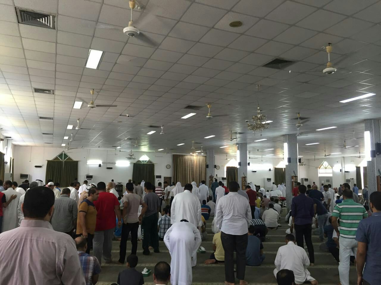 Bahraini prayers in Imam Sadeq mosque - Diraz