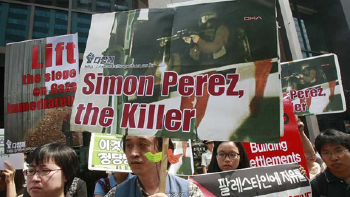 Protest in Japan against Shimon Peres. One demonstrator hold a sign reading: Shimon Peres, the killer