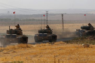 Turkish army tanks drive towards to the border in Karkamis on the Turkish-Syrian border in the southeastern Gaziantep province, Turkey, August 25, 2016. REUTERS