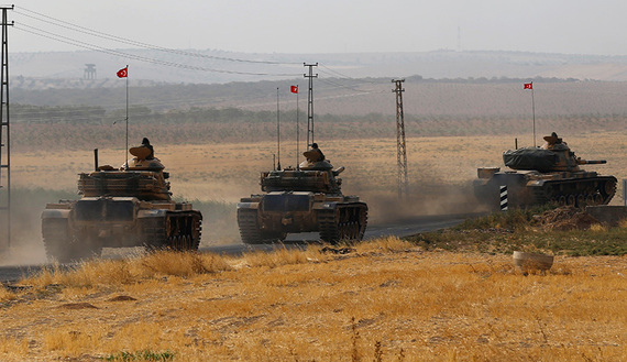 Turkish army tanks drive towards to the border in Karkamis on the Turkish-Syrian border in the southeastern Gaziantep province, Turkey, August 25, 2016. REUTERS