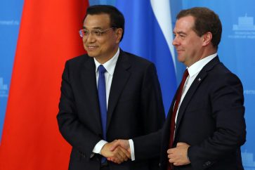 Russian Prime Minister Dmitry Medvedev and visiting China's Prime Minister Li Keqiang, (archive)