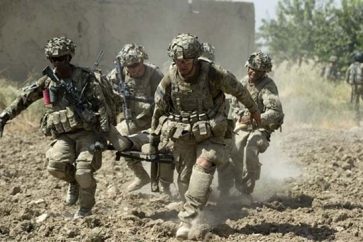 A fatally wounded US soldier is carried into a medevac helicopter by comrades in Afghanistan. (archive)