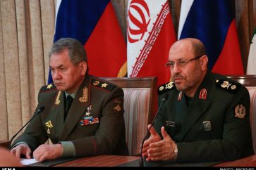 Iranian Defense Minister Brigadier-General Hossein Dehqan and his Russian counterpart Sergey Shoigu (archive)