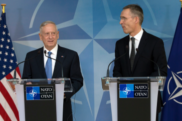 US Defense Secretary Jim Mattis and NATO chief Jens Stoltenberg (archive)