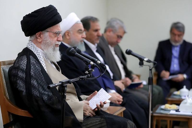 イマーム・ハメネイは、日曜日にハッサン・ルハニ大統領とその内閣のメンバーを受け入れた。 （IRNA）