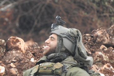 Inattentive Israeli soldier photographed  at a close range