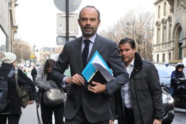 French Prime Minister Edouard Philippe arrives to announce the suspension on rising fuel taxes in Paris on December 4, 2018, a few days after the protests by the 'yellow vest' (gilets jaunes) movement. - The French government plans to announce on December 4 the suspension of fuel tax increases slated for January in a bid to quell the fierce protests which have ballooned into the deepest crisis of Emmanuel Macron's presidency, sources said. (Photo by ludovic MARIN / AFP)