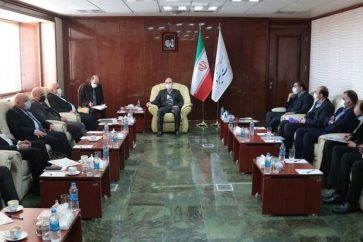 Iranian energy minister receiving Iraqi delegation