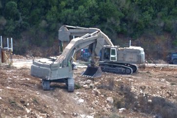 Israeli military bulldozer off Lebanon border