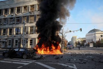 Auto in fiamme dopo un attacco militare russo, mentre continua l'invasione dell'Ucraina da parte della Russia, nel centro di Kiev, Ucraina, 10 ottobre 2022.  REUTERS/Gleb Garanich