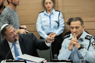 Ben Gvir (left) and Chief of Police Kobi Shabtai at a committee meeting in the Knesset (December 14, 2022).