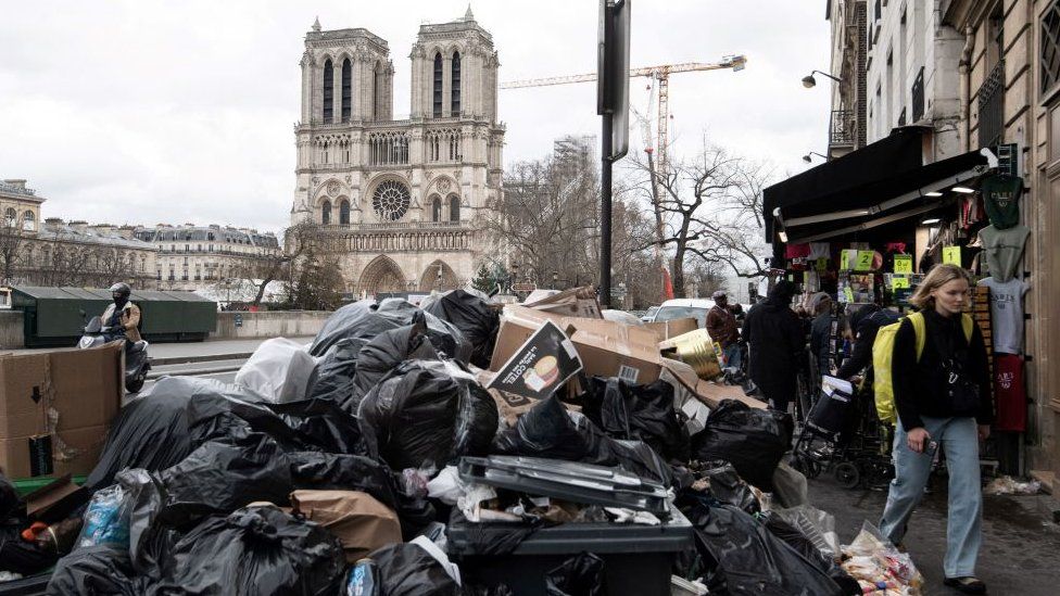 Half of the districts of Paris have been hit by the refuse collectors' strike