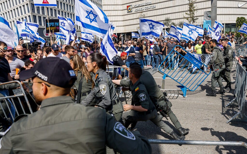 Israeli police clash with protesters during a demonstration against the Zionist government's planned judicial overhaul, in Tel Aviv, March 1, 2023.