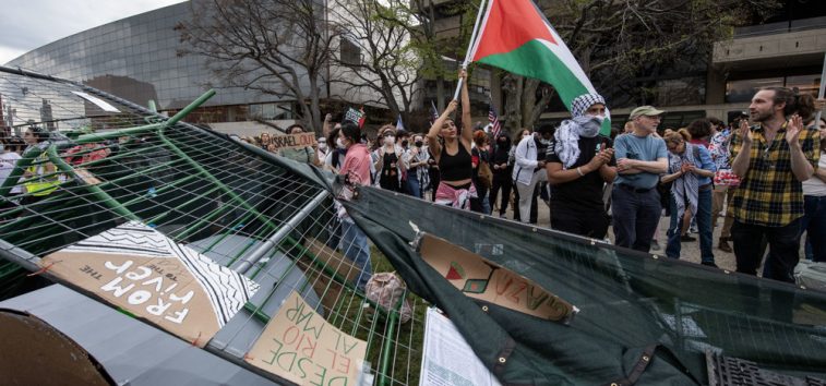  <a href="https://english.almanar.com.lb/2102784">New Yorkers Rally for Gaza Ceasefire as Police Try to Quell &#8216;Rage for Gaza&#8217; Demonstration</a>