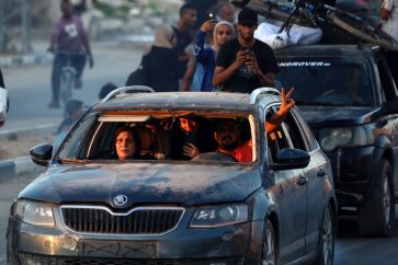 Despite tragedy, Palestinian shows victory sign as he leaves l-Al-Bureij refugee camp towards the west, after the Israeli occupation army issued a new evacuation order (Sunday, July 28, 2024).