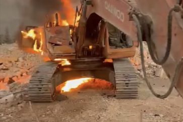 Israeli drone targets  and burns an excavator in Rab Al-Tlateen border town, South Lebanon